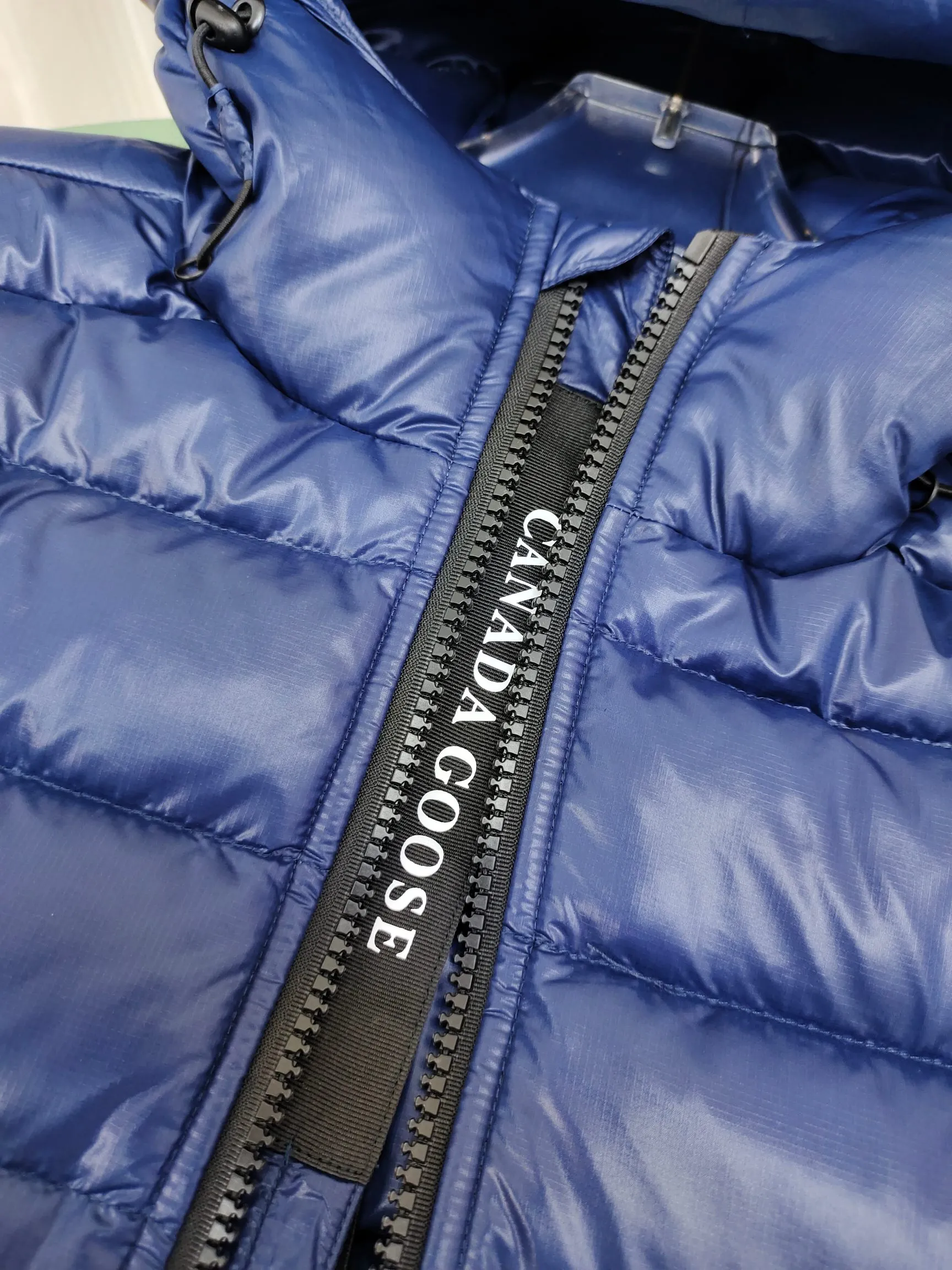 P860 ————2227MB model (high version) Canada goose Canada Goose Crofton hooded light down jacket, this is a down jacket suitable for late autumn and early winter: on cold and rainy mornings, it can be used as a layer of warmth inside the rainproof jacket, and can be worn alone in the late autumn and early winter with a little bit of coolness. Filled with white duck down. The Crofton Hooded Jacket is a versatile, lightweight and versatile piece that even packs itself in for easy transport. The inner layer has removable elastic straps, making the jacket easy to carry on the shoulder and hands-free. 2 zippered hand pockets with fleece fabric on the knuckle side for softness and warmth. Color: black with black label, black with red label, ocean blue, superoxide blue, silver birch red label, silver birch black label Size: XS-2XL